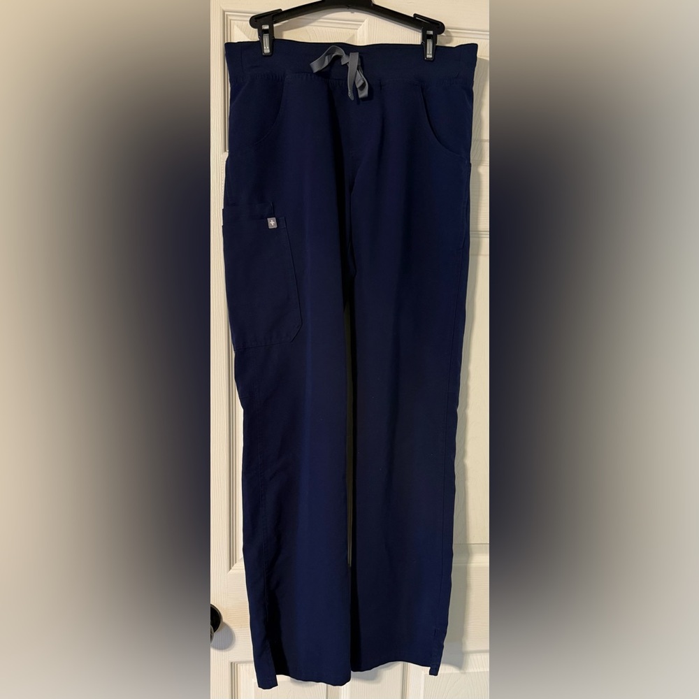 Figs Women’s KADE Cargo Scrub Pants size Small Tall in Navy